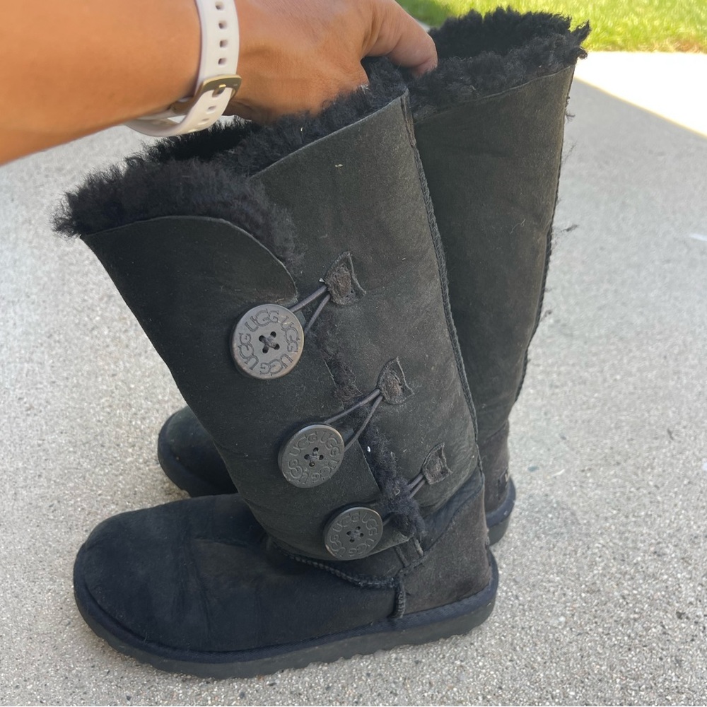 Tall black uggs with 3 buttons on side. Size 5